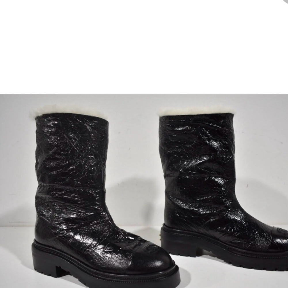 Chanel 2020 Black crinkled Leather Shearling Fur CC Cap Toe Pull On Ankle - Picture 6 of 6